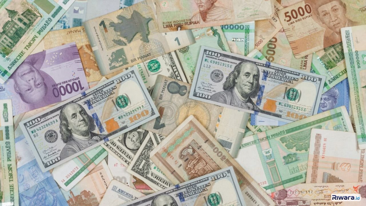 Aktivitas transaksi valuta asing di Jakarta. Rupiah masih bertahan di kisaran Rp17.000 per dolar AS meski menguat terbatas, mencerminkan tekanan eksternal dan kekhawatiran fiskal domestik.